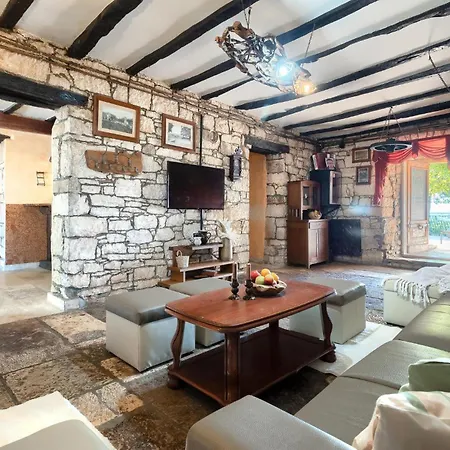 Gigi Holiday home Tinjan